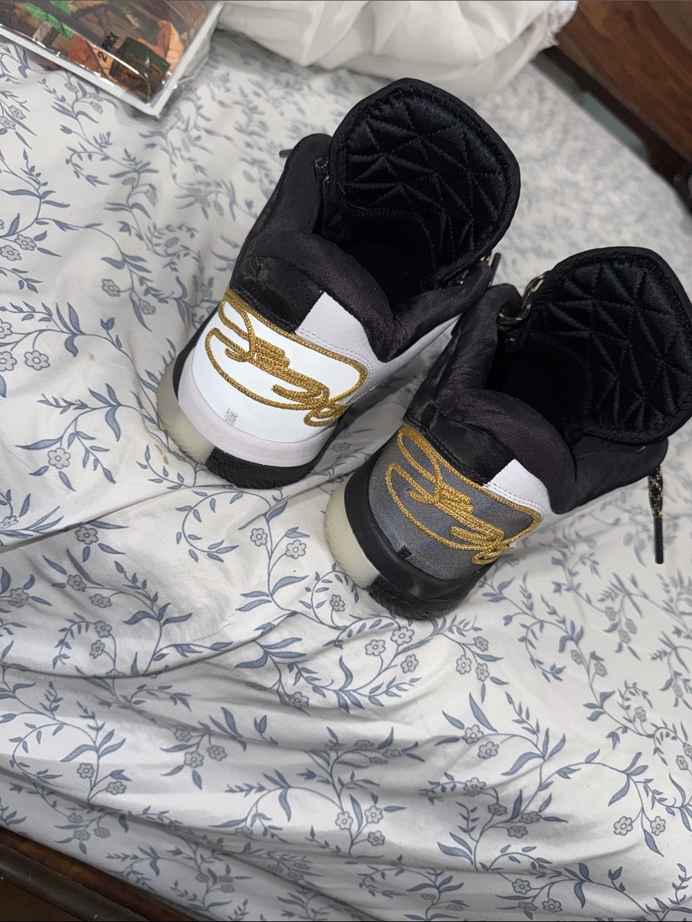 Nike Men’s Low-Top Sneakers in White, Black & Gold - Picture 4 of 5